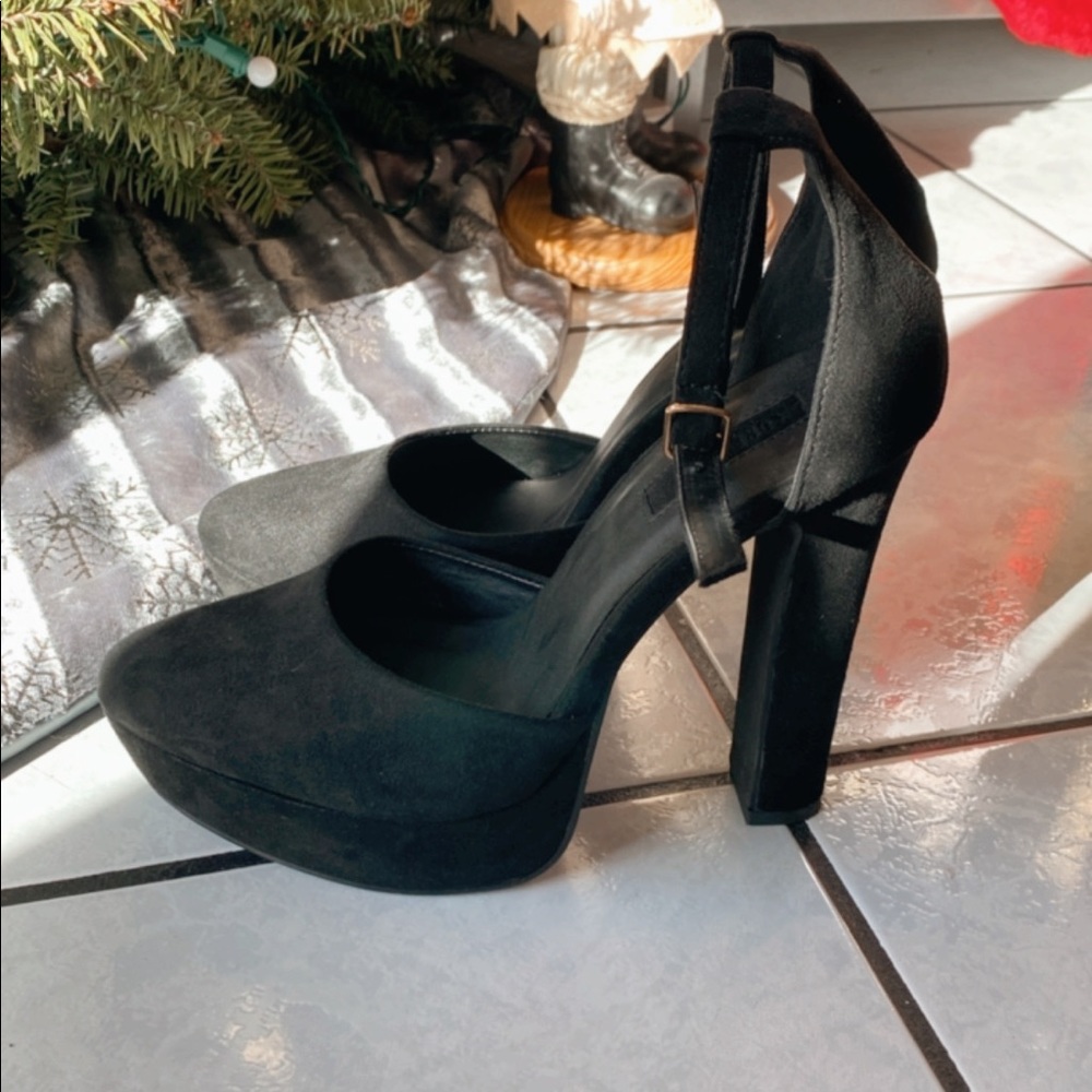 Black closed toe heels